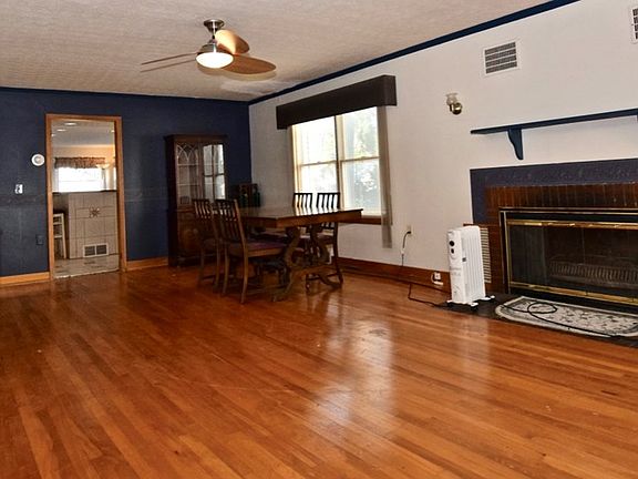 4th image of 1070 E Center St