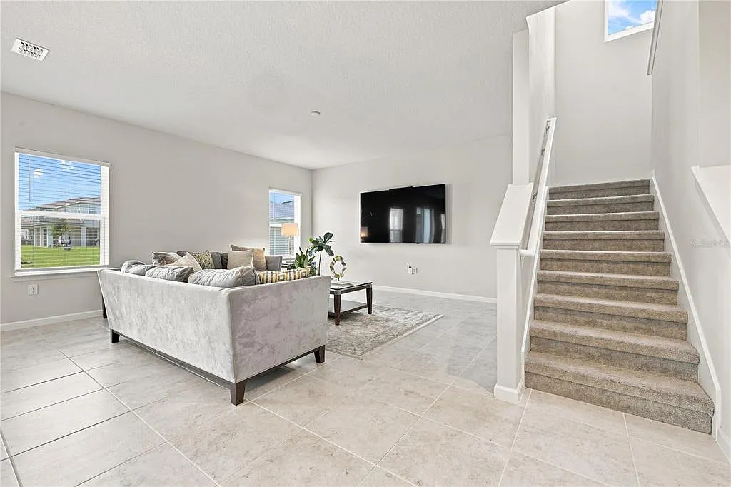 4 bed, 2.5 bath, 2409 sqft, $2,800 — Photo 3