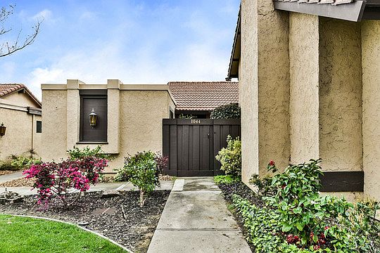 entry to front patio/ front door