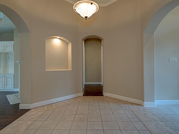 5th image of 582 Edgewood Dr