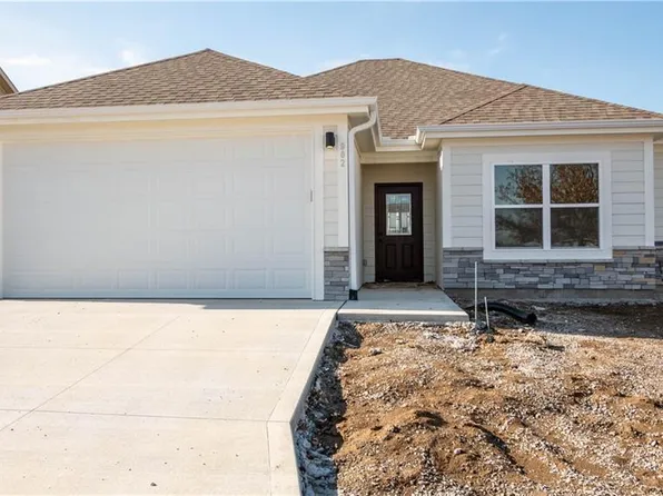902 N Birch Ct, Oak Grove, MO 64075
