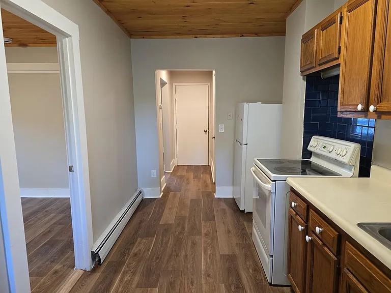 147 Laurel St — Photo 3