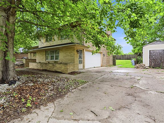 2nd image of 826 Yorkshire Rd