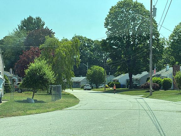 4th image of 24 Leroy Dr