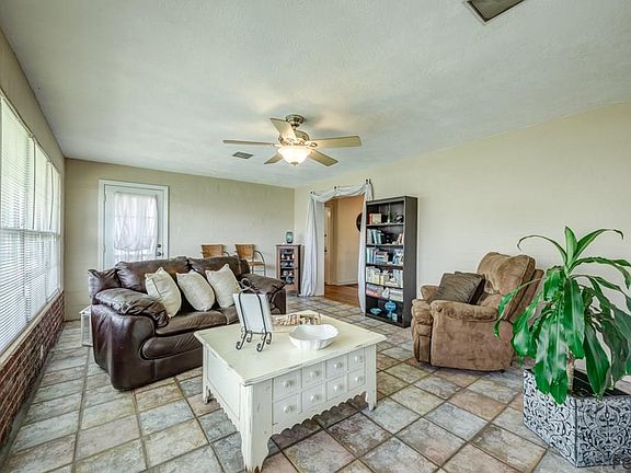 5th image of 198 Magnolia Dr