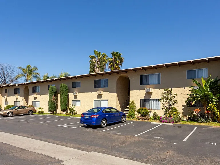 Lakeshore Villa Apartments — Photo 18