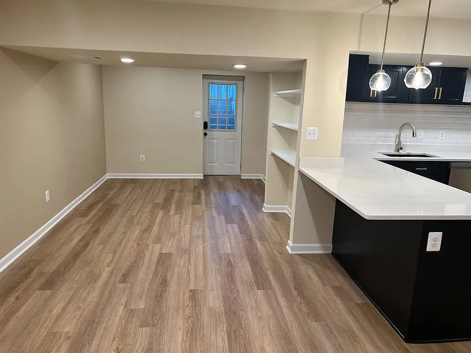 1 bed, 3100 sqft, $1,800 — Photo 2