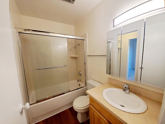 5th image of 920 Peninsula Ave #206