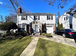 418 Pine St, Freeport, NY 11520