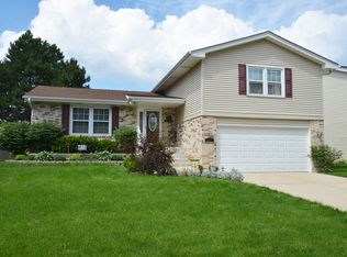 587 Tennyson Dr, Wheaton, IL 60189