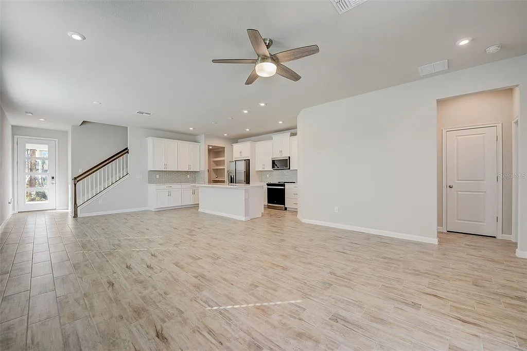 4 bed, 3.0 bath, 2586 sqft, $2,975 — Photo 4