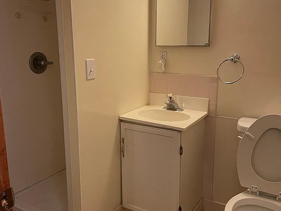 3rd image of 309 E Jefferson St #7