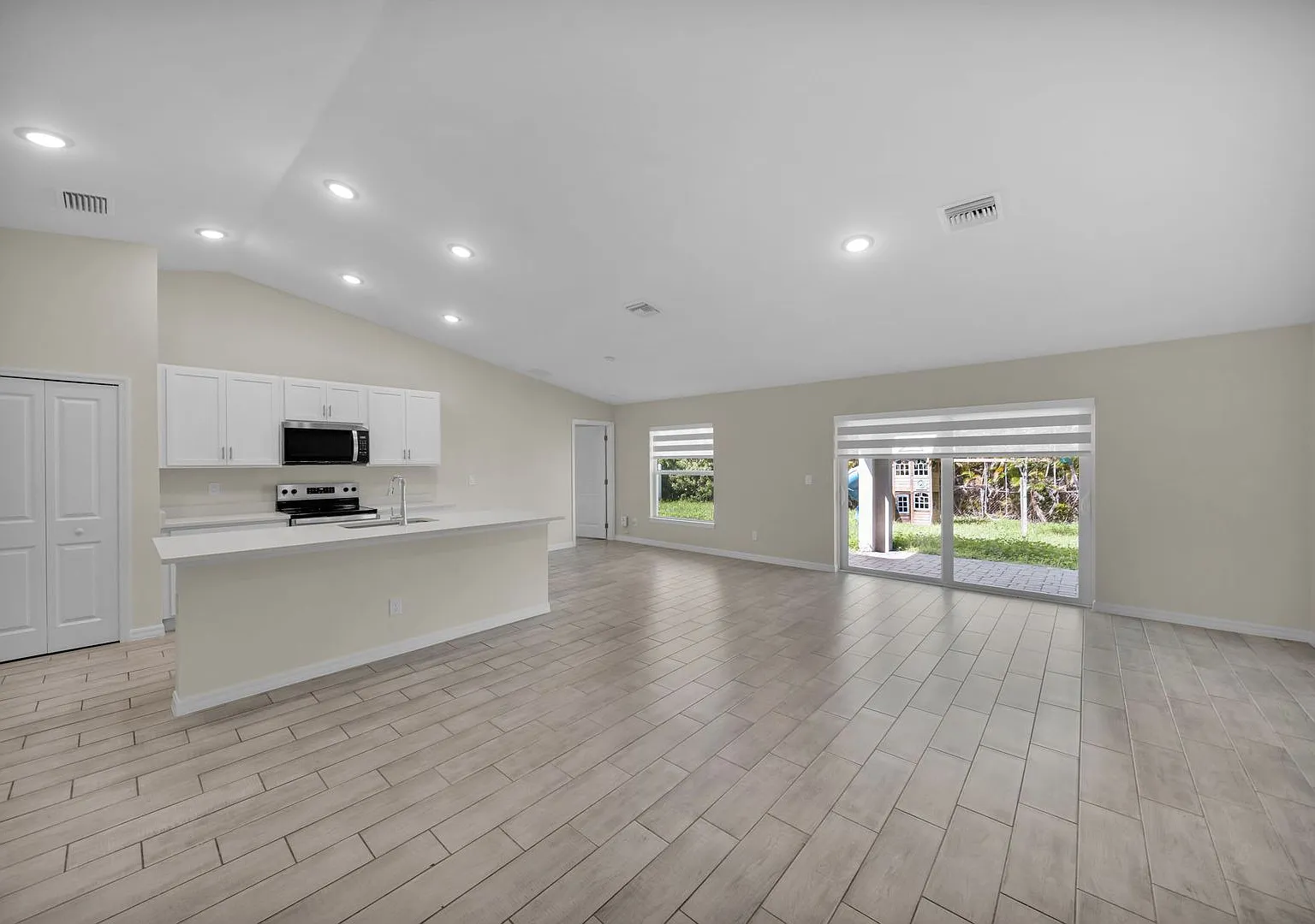 Single Family For Rent Located In Ne Of Cape Coral Fl!. 4br/2b.Rapid Approval. City Water! — Photo 3