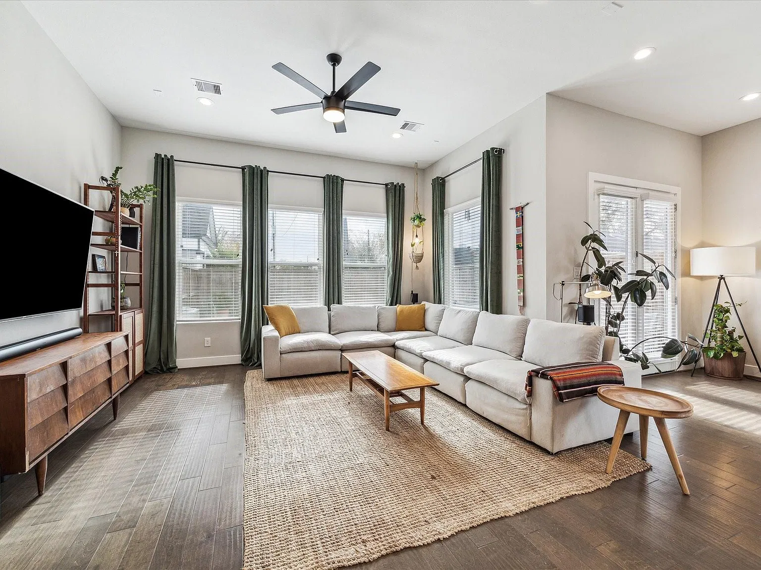 3 bed, 3.5 bath, 1979 sqft, $2,900 — Photo 3