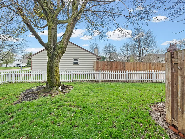 21 Goldersgreen Dr — Photo 32