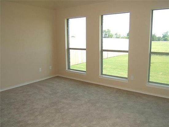 4th image of 2159 Oakridge Dr