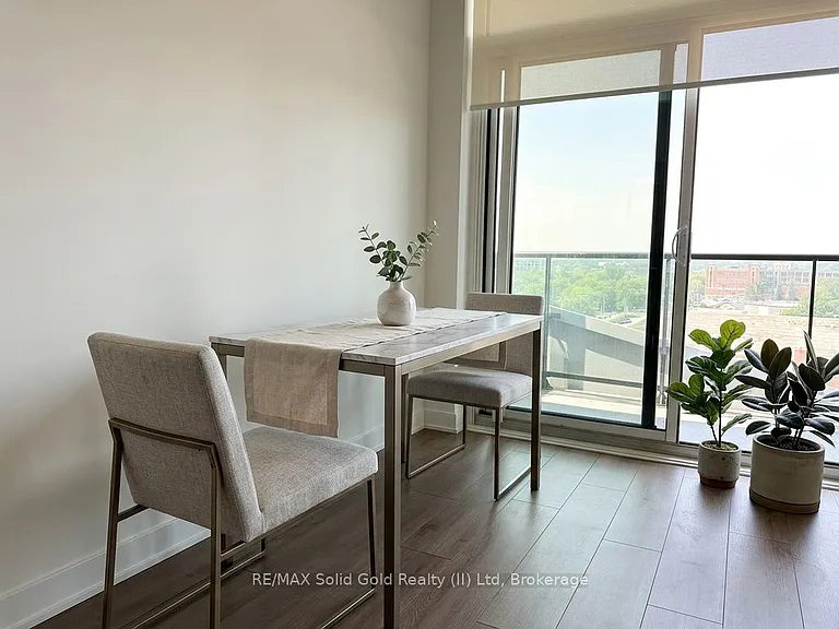 25 Wellington St S — Photo 6
