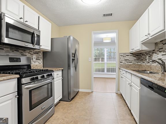 2nd image of 237 Kensington Trce