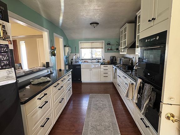 2nd image of 2555 Dowie Pl