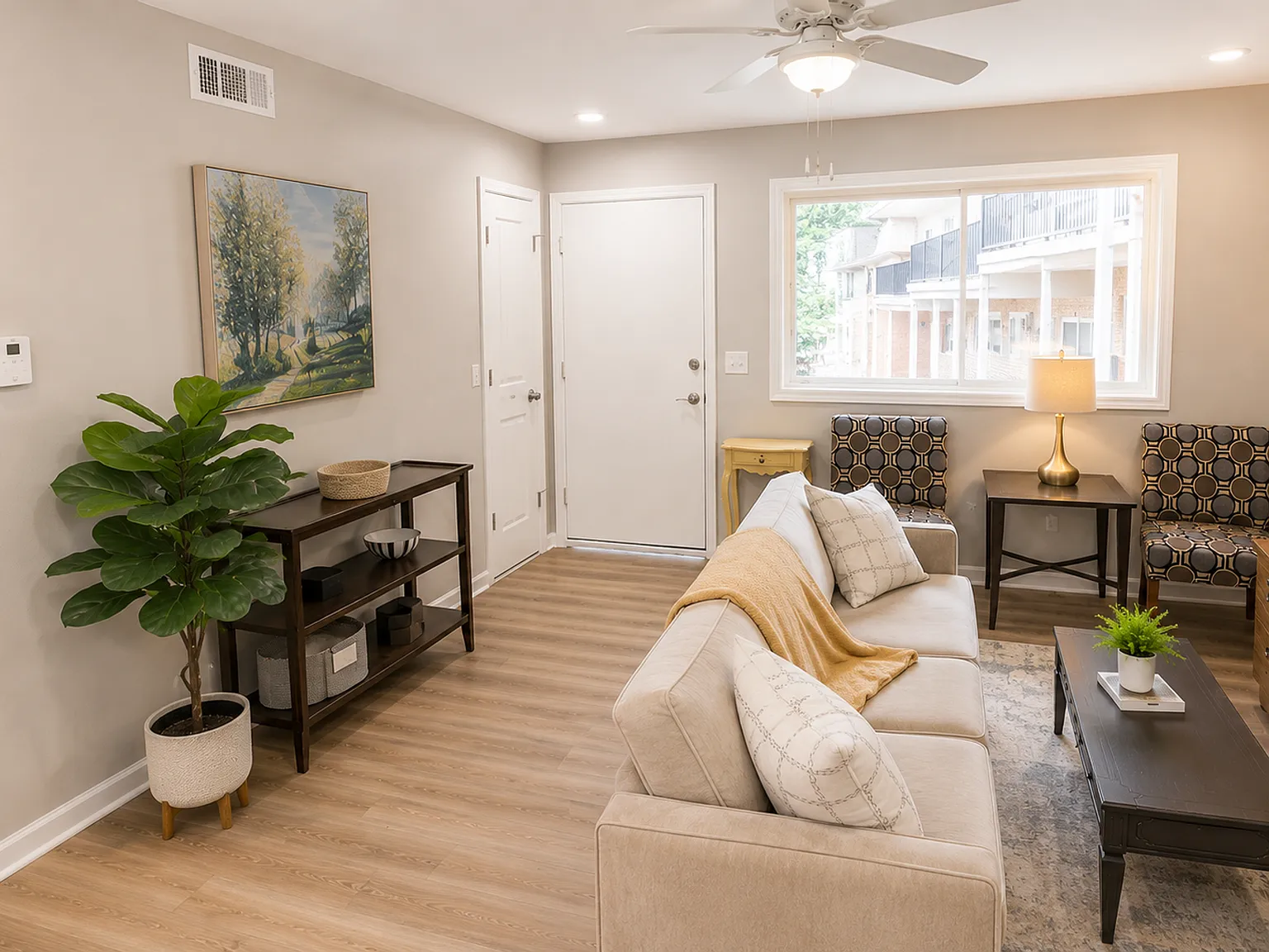 Lake Lodge Apartments — Photo 4