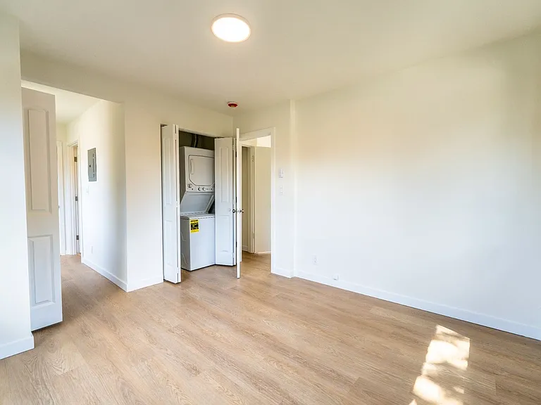 Lake Court Apartments — Photo 30