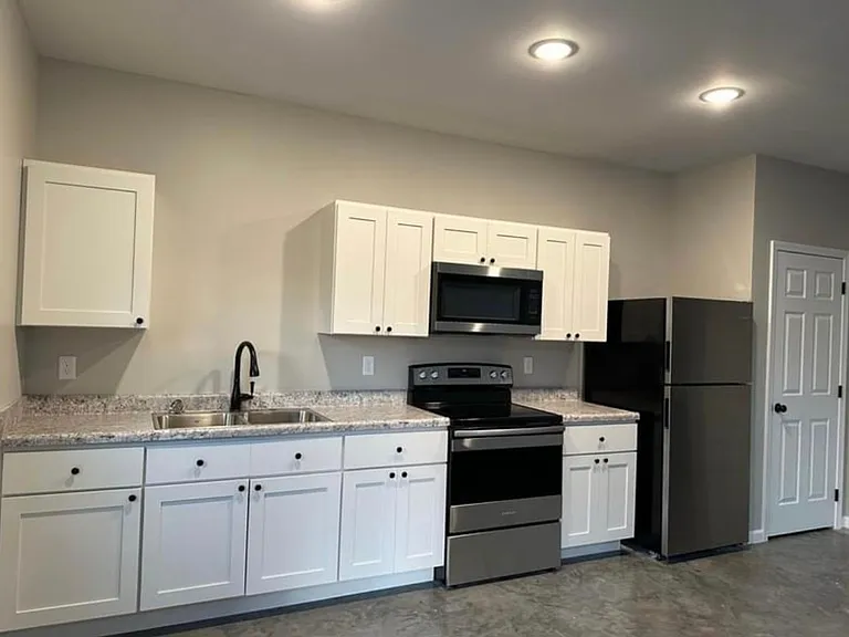 802 Crown St — Photo 17