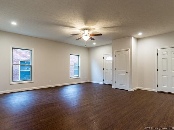 5th image of 104 Spruce Ct