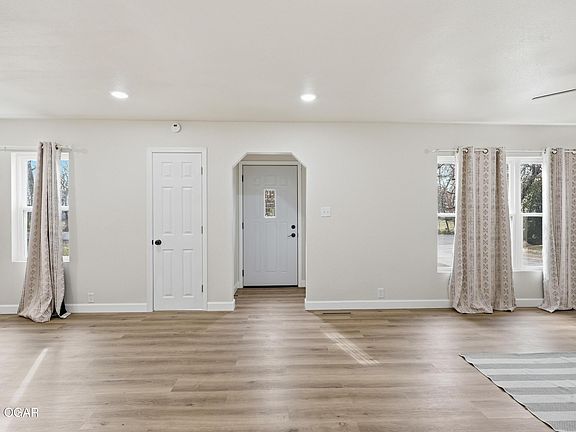 4th image of 305 W Maple St