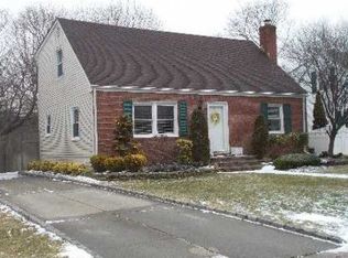 16 Wellington Rd, Merrick, NY 11566