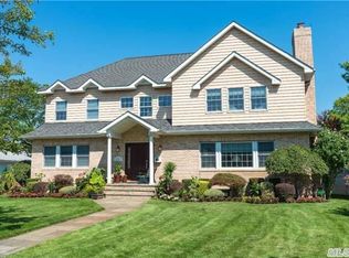 9 Linden Ln, Merrick, NY 11566