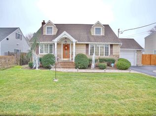 94 W Oak St, South Farmingdale, NY 11735
