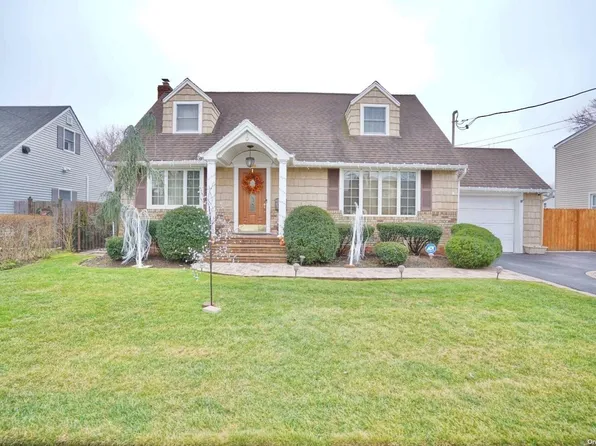 94 W Oak Street, Farmingdale, NY 11735