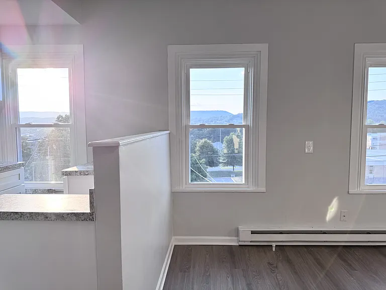 526 E Main St — Photo 9