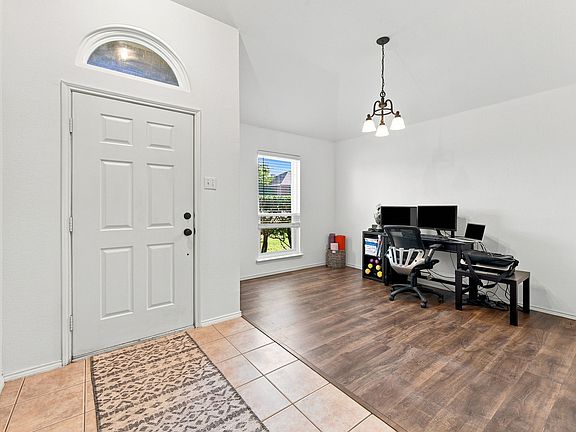 4th image of 1530 Sunnydale Dr