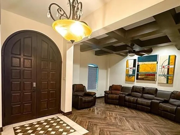1604 Toni Ln — Photo 2