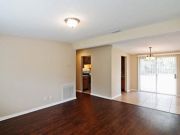 5th image of 4947 Doncaster Ave