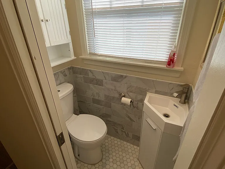 New 1/2 Bathroom