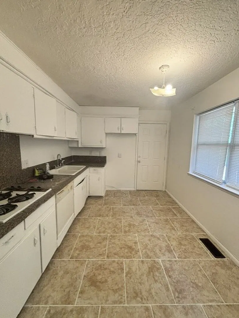 Must see 3 bed, 2 bath home in Central Norman — Photo 4