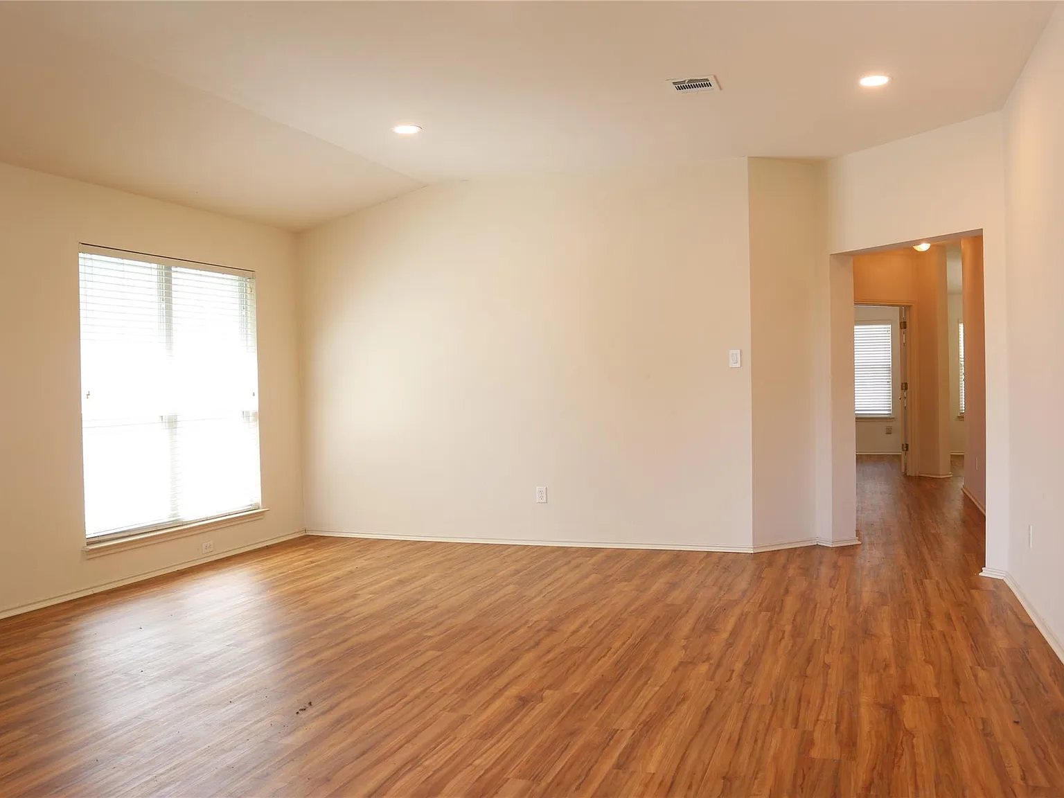 4 bed, 2.0 bath, 2334 sqft, $2,200 — Photo 4
