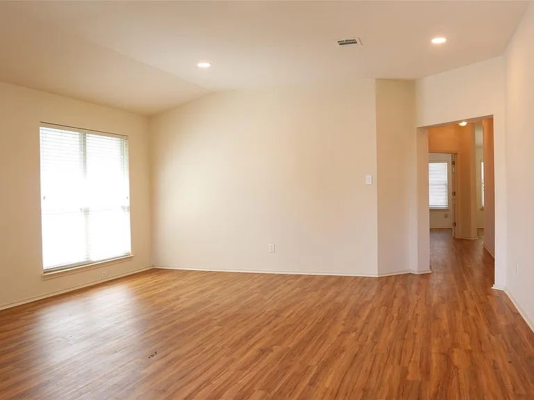 1811 W Pflugerville Pkwy — Photo 4