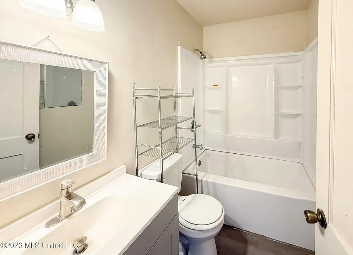 3 bed, 1200 sqft, $900 — Photo 2