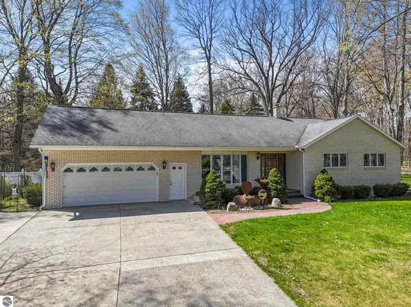 100 Maple Ave, Frankfort, MI 49635