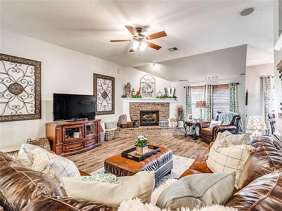 4th image of 2233 SW 137th Pl