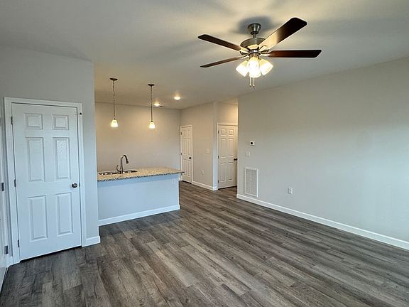 4th image of 313 Hillview Dr #122