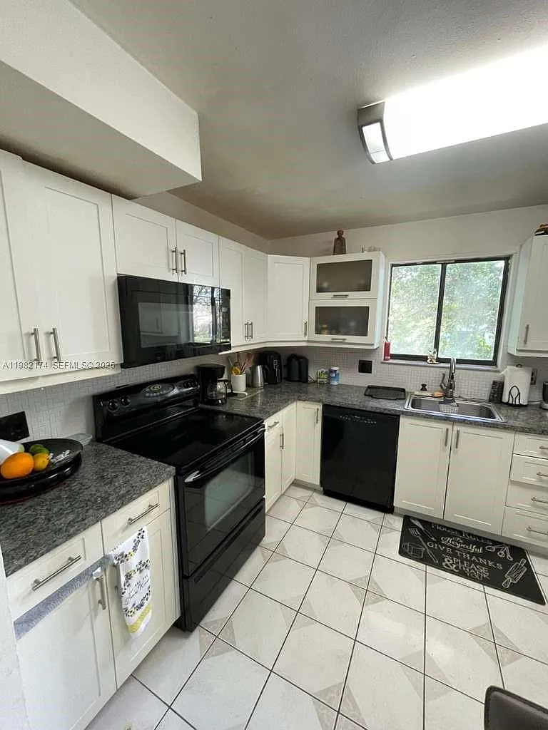 2 bed, 1231 sqft, $2,400 — Photo 3