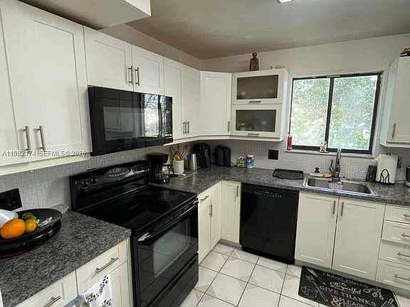 3rd image of 436 Lakeview Dr