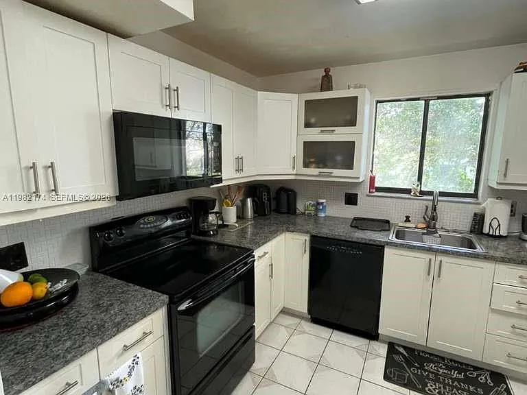 436 Lakeview Dr — Photo 3