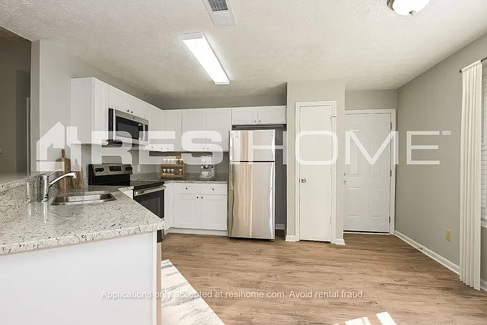 1841 Killarney Dr SW — Photo 3