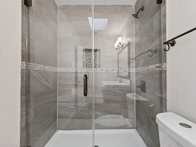 500 N Post Oak Ln — Photo 37