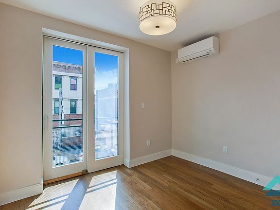 5th image of 259 Evergreen Ave #67